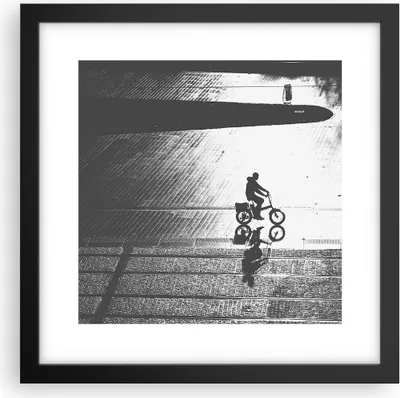 Produktbild von Gerahmtes Poster - Schwarzer Rahmen - Schwarzweiß Radfahrer Einsamkeit - 30x30 cm - Wand Bild - Wanddeko - Wandbilder - Kunstposter - Wandposter - Bilderrahmen - Bilder - Kunstdruck - P2BAC30x30-4479