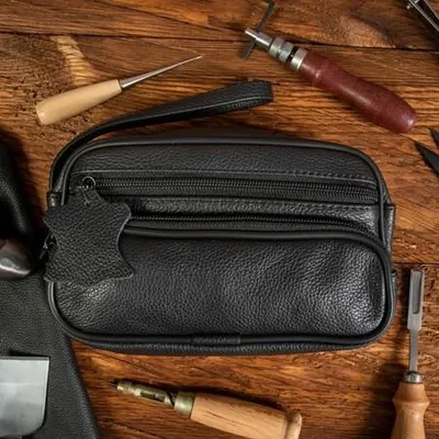 Produktbild von Belveder Herren Handtasche, Leder, Gürteltasche, ideal für das Telefon, kompakte und praktische Ledertasche, klassisches Design, Schwarz, Modell M1B