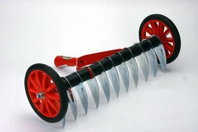 Zdjęcie produktu dla Aerator do trawy na kółkach Kard 40 cm bez trzonka