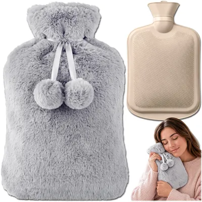 Produktbild von KRUMAD Wärmflasche mit Bezug 2L, Bettflasche aus Gummi mit weichem Fleecebezug, Wärmeflasche für Bett Sofa und Alltag, abnehmbarer Bezug, KI-generiertes Bild
