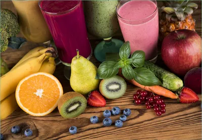 Produktbild von Wallario Fototapete Vliestapete, seidenmatte Oberfläche, einfache Verarbeitung, Größe 400 x 280 cm, Motiv Bunte Smoothies mit Obst in der Küche