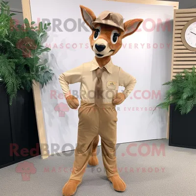 Produktbild von Hellbrauner REDBROKOLY Reh Maskottchen Kostüm charakter bekleidet mit einem Overall und Einstecktüchern