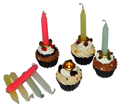 Produktbild von 3-D 4 Stück Kerzenhalter und 8 Stück Kerzen - kleine Törtchen aus Kunstharz - Buffet - Mini Kerzen für Partys
