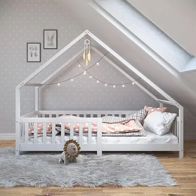 Produktbild von Hausbett CORA 90x200 cm, Weiß - Kinderbett mit Rausfallschutz aus Massivholz, Montessori Bodenbett, Holzbett für Jungen und Mädchen