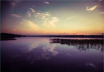 Produktbild von Wallario Fototapete Vliestapete, seidenmatte Oberfläche, einfache Verarbeitung, Größe 200 x 140 cm, Motiv See in der Abenddämmerung