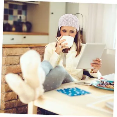 Produktbild von 2 gestrickte Winterstirnbänder für Damen als Ohrenwärmer und Ohrenstulpen für Eislaufen, Campen und Joggen bei Kälte