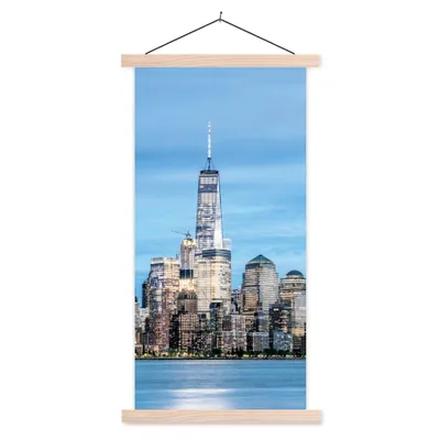 Produktbild von MuchoWow® Textilposter Die Skyline von New York City mit dem One World Trade Center 60x120 cm mit holzfarbenen Rahmen - Holz