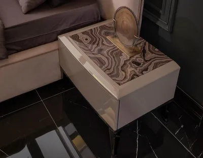 Immagine prodotto di Elegante comodino beige in legno in stile moderno