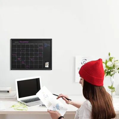 Immagine prodotto di Uniqoos® Lavagna magnetica per calendario, 30 x 40 cm – Calendario mensile con superficie magnetica, cornice in legno nero, layout per 6 settimane, ideale per casa, ufficio e scuola