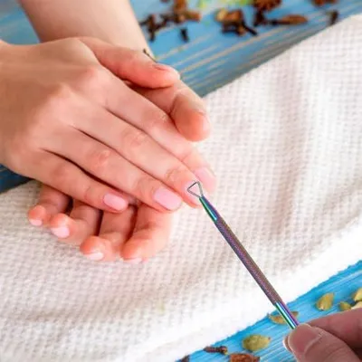 Productafbeelding van 6 roestvrijstalen nagelgereedschappen met een precisie-nagelhuidschuiver en een nagelpuntool, geschikt voor professionele manicure en gebruik thuis