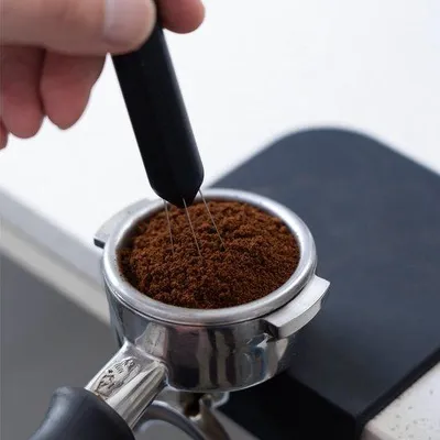 Immagine prodotto di Ibenzoa®: strumento di miscelazione di precisione per espresso – a forma di penna, con aghi retrattili e sistema di rilascio magnetico, 2 set di ricambi e base in alluminio, fissaggio magnetico