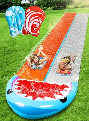 Productafbeelding van Unyqoos® Dubbele waterglijbaan 685,8 x 157,5 cm – Haaiendesign, inclusief 2 opblaasbare glijbanen, sproeier en grondankers, voor de tuin