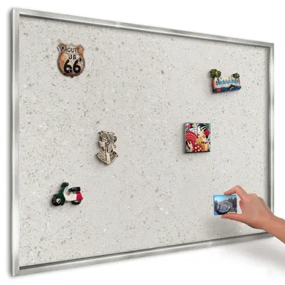 Produktbild von Magnettafel 100x70 cm in einem silbernen Rahmen - Magnetische Metalltafel, Magnetpinnwand zur Wandmontage für Wohnzimmer, Küche, Flur, Kinderzimmer und Büro - Subtile Eleganz