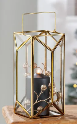 Imagen del producto de Vela decorativa Gilde, diseño Cozy, de vidrio y metal, color dorado. Venta en paquete de 1 unidad. Diámetro: 18 cm. Altura: 29 cm. Código: 26239