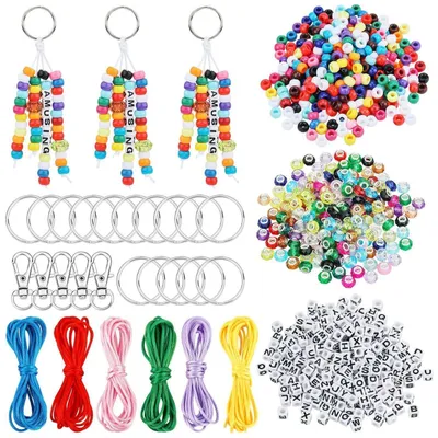 Immagine prodotto di Kit per creare portachiavi, 750 perline di vari colori, con perline a forma di lettera e anelli metallici