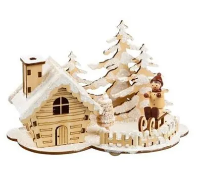 Winterliche Holzlandschaft, kleines Räucherhäuschen aus Holz, und schneebedeckte Bäume.