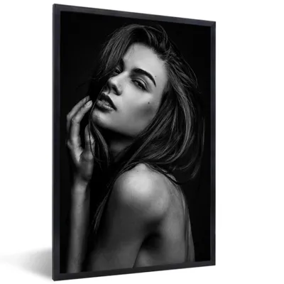 Produktbild von MuchoWow® Gerahmtes Poster Frau - Porträt - Schwarz und weiß 60x90 cm - Poster mit Schwarzem Bilderrahmen Wandposter Rahmen Foto Bilder - Kunst