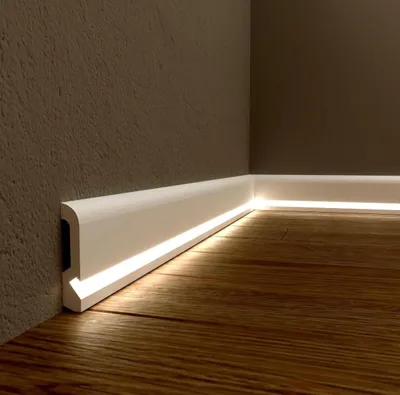 Weiße LED Sockelleiste 240 cm aus hochwertigem Polymer, moderne Fußleiste für stilvolle Boden- und W