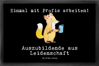 Produktbild von Mr. & Mrs. Panda fußmatte Auszubildende Leidenschaft 40 x 60 cm - Schwarz - Geschenk, Schmutzmatte, Spruch, Bodenvorleger, abstreifer, Schmutzfänger, Türmatte, Lustig