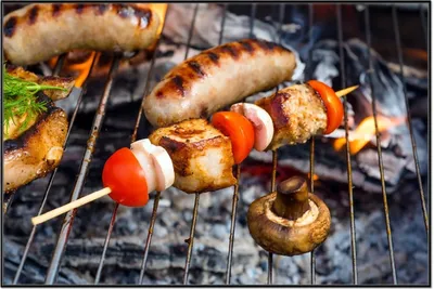 Produktbild von Wallario Wandbild Schaschlik und Würste auf einem Grill, Größe: 61 x 91,50 cm, Poster mit schwarzem Aluminiumrahmen
