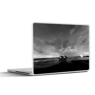 Produktbild von MuchoWow® Laptop Aufkleber Sticker Cover Hütte unter dem Sternenhimmel - schwarz und weiß 40x30 cm - Laptop Dekoration - Selbstklebend