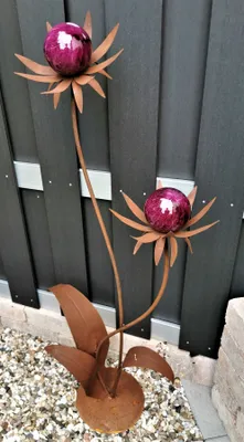 Produktbild von Skulptur Blume Milano Corten 120 cm mit Kugel in violett mit Standfuß Edelstahl Cortenstahl Dekoration Garten