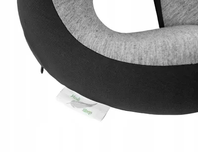 Produktbild von Medi Sleep Reisekissen für Kinder, Memory-Schaum, Schwarz, kinnstützendes Nackenhörnchen, Rück- und Seitenhalt, für Flugzeug, Auto, Zug, 22x21x16cm, Kinder bis 16 Jahre / Halsumfang bis 30cm, ab 100cm Körpergröße, inkl. Tasche