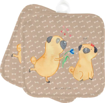 Produktbild von Mr. & Mrs. Panda Topflappen Mops Verliebt - Hundeglück - Geschenk, Sprüche, Hund, Set, Liebe, Doppel, topfhalter, Topfuntersetzer, Knuffig, Kochlappen