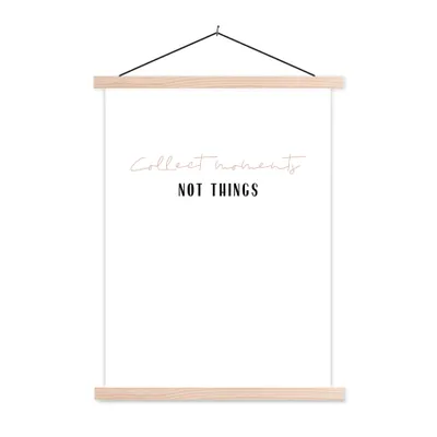 Produktbild von MuchoWow® Textilposter Text - Momente sammeln, nicht Dinge - Zitate 60x80 cm mit holzfarbenen Rahmen - Wandbild
