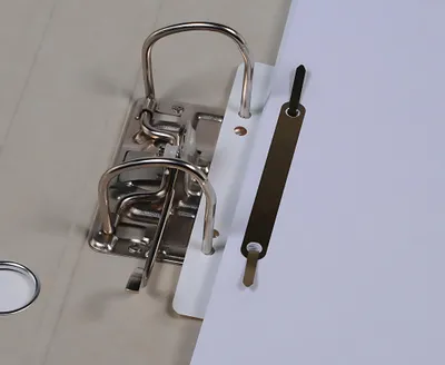Produktbild von Heftstreifen kurz Kunstst. weiß mit Metalldeckleiste