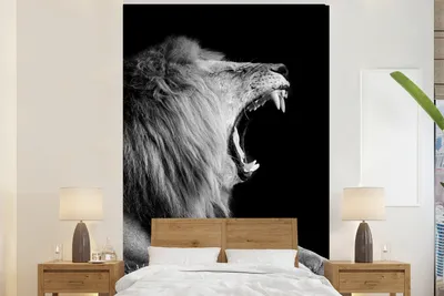 Produktbild von MuchoWow® Fototapete für Wohnzimmer oder Schlafzimmer Wandtapete Vinyl Motivtapete Löwe - Wildtiere - Gras - Schwarz - Weiß - 170x260 cm - Wohnzimmertapete