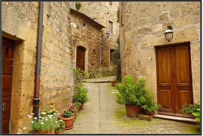 Produktbild von Wallario Wandbild Weg durch die Altstadt - Toskana in Italien, Größe: 61 x 91,50 cm, Poster mit schwarzem Aluminiumrahmen