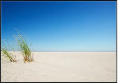 Produktbild von Wallario Wandbild Sandstrand unter blauem Himmel, Größe: 70,30 x 100,30 cm, Poster mit schwarzem Aluminiumrahmen