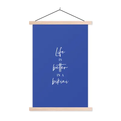 Produktbild von MuchoWow® Textilposter Das Leben ist besser im Bikini - Zitat - Blau 120x180 cm mit holzfarbenen Rahmen - Textil-Plakat