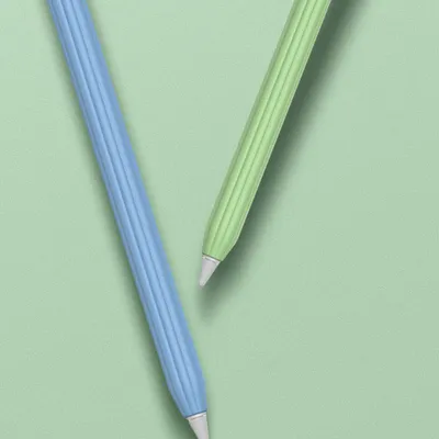 Produktbild von Silikonhülle kompatibel mit Apple Pencil (1. Generation), inklusive Stiftschutzhülle und zweifarbiger Stiftkappe