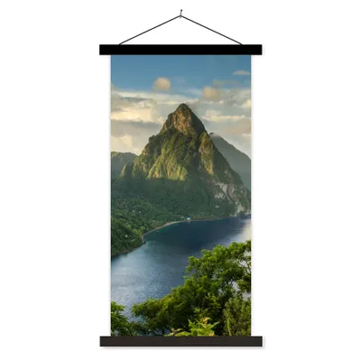 Obrázek produktu pro MuchoWow® Textilní plakát - Pohled na horskou krajinu pokrytou tropickým deštným pralesem na Svaté Lucii - 90x180cm - S černými lamelami