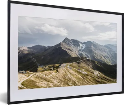 Produktbild von MuchoWow® Gerahmtes Poster Bewölkter Himmel über einer Berglandschaft 60x40 cm - Poster mit Schwarzem Bilderrahmen Wandposter Rahmen Foto Bilder - Schlafzimmer - Plakat in Rahmen - Drucken