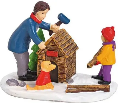 Bild zeigt winterliche Szene mit einer Familie, die ein Hundehaus baut. Die Szene ist warmherzig.