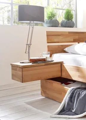 Nachtkommode Nachttisch SNORRE Kernbuche geölt mit offenem Stauraum und heller Arbeitsplatte in Schlafzimmer-Gesamtansicht.
