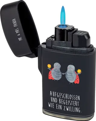 Produktbild von Mr. & Mrs. Panda Gasfeuerzeug Sternzeichen Zwilling - Schwarz - Geschenk, Zwillinge, zigarettenanzünder, Glückskäfer, sturmfeuerzeug, anzünder, Feuerzeug, Marienkäfer
