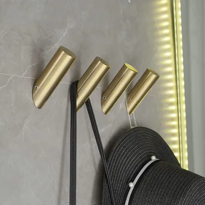 Productafbeelding van Set van 4 handdoekhaken, badjasophangers, wandhaken voor badjassen in de badkamer, stevige kledinghaken met een geborsteld, goudkleurig oppervlak.