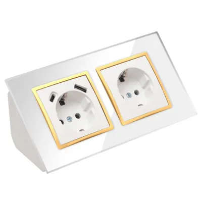 Produktbild von Glas Ecksteckdose Steckdose und Steckdose mit USB-C Steckdosenblock 45° Verteilerdose weiß mit goldenem Rand.