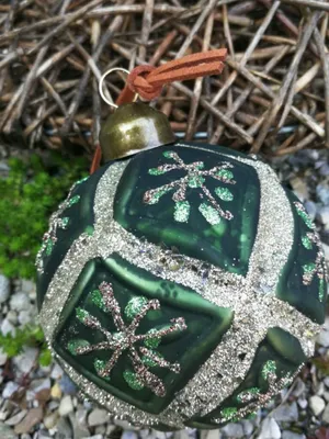 Productafbeelding van Kerstbal Maila, donkergroen, met gouden glitterster