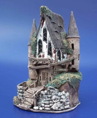 Eine verfallene, märchenhafte Wizardburg. Die Farbgebung unterstreicht ihren verträumten Charakter.