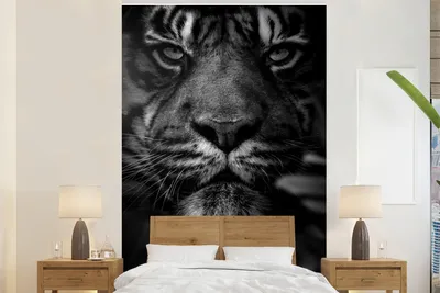 Produktbild von MuchoWow® Fototapete für Wohnzimmer oder Schlafzimmer Wandtapete Vinyl Motivtapete Nahaufnahme von Blättern und einem Tiger im Dschungel - schwarz und weiß - 195x300 cm - Das Hintergrundbild