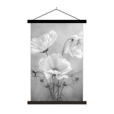 Produktbild von MuchoWow® Textilposter Stilleben - Blumen - Schwarz und weiß - Mohn - Botanisch 40x60 cm mit schwarzem Rahmen - Wanddekorationen