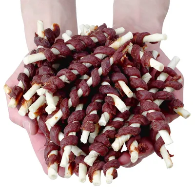 Imagen del producto de Hundeleckerli: Palitos de cuero cubiertos con pasta de carne de res, marca Woof & Miau, 500 g