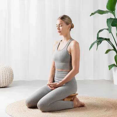Produktbild von Navaris Meditationshocker aus Bambus - komfortable Meditationsbank für entspannte Atemübungen - stabiler Yogahocker Gebetsbank Gebetshocker - braun
