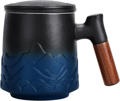Produktbild von Teetasse mit Deckel und Sieb aus Keramik, blauer Teebecher mit Holzgriff für Geschenke