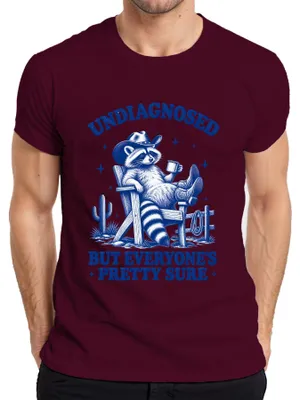Productafbeelding van Undiagnosed, maar iedereen is er vrij zeker van: Wasbeer Cowboy, heren T-shirt, bordeauxrood, maat 3XL